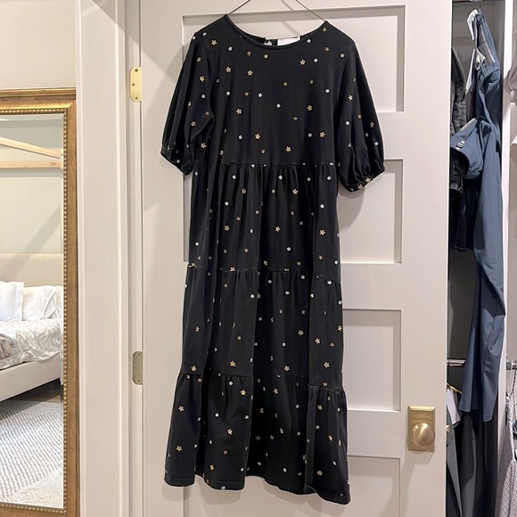 ASOS DESIGN midi tiered smock dress with all over star embroidery in black - Picture 2 of 5